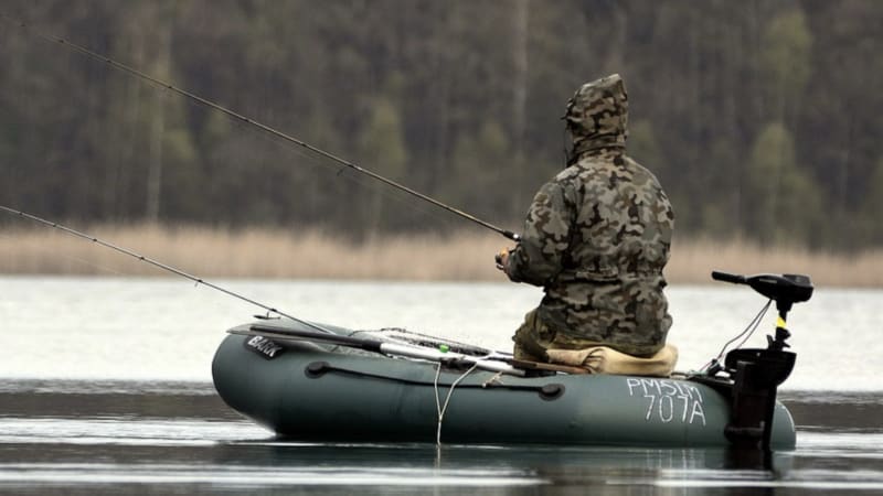 Angler bei Regen mit passender Regenjacke<br>