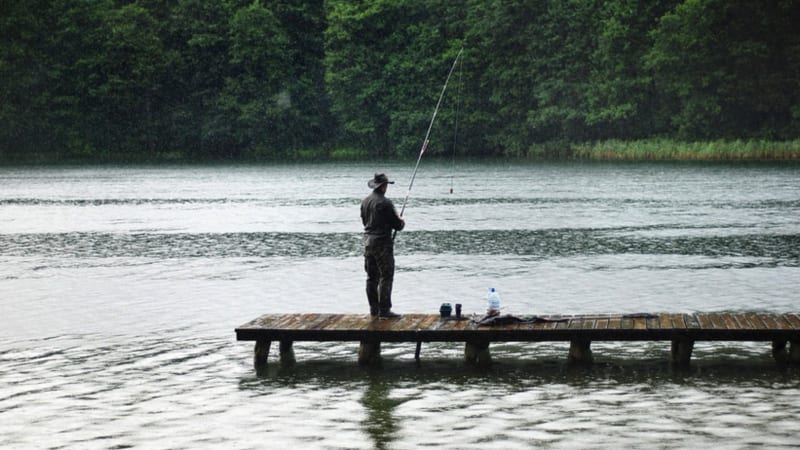 Angler bei Regen<br>