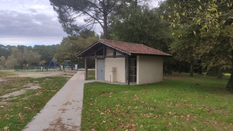 Toiletten und Spielplatz am Lac Vert<br>